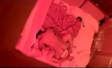 Satu adegan yang jarang dirakamkan di dalam bilik hotel Sepasang suami isteri sedang tidur dengan dua anak mereka naik?