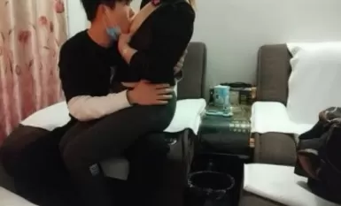 【探花小老弟】，小伙大战熟女人妻，急不可耐衣服都不来不及脱完，扑倒在床上开始插入，骚妇也是饥渴得很一直浪叫