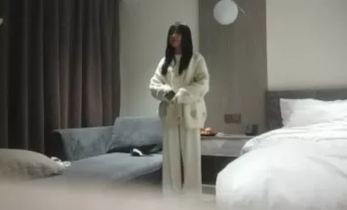 【开发探索】，今夜专攻嫩妹，20岁小萌妹，听话随便亲，打桩机一点儿也不怜香惜玉，暴力输出干瘸，瘫倒在床服了