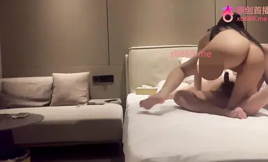 Hari ini saya membuat temu janji dengan seorang gadis tulen berbaju merah. Dia adalah faraj yang dicukur semula jadi, farajnya bersih tanpa sebarang rambut, dan ia berasa sangat baik untuk menidurinya dengan zakar saya keluar masuk.