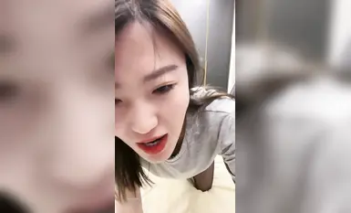 Sina Yuanyuan at Duoduo ay mag-asawa. Ang batang asawa ay maganda at matangkad sa itim na silk stockings. Ang nakababatang kapatid na lalaki ay hindi sapat na malakas para manligaw sa kanya. Maaari lamang niyang gamitin ang isang vibrator at isang pekeng 