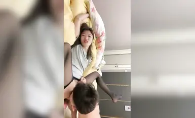 Sina Yuanyuan at Duoduo ay mag-asawa. Ang batang asawa ay maganda at matangkad sa itim na silk stockings. Ang nakababatang kapatid na lalaki ay hindi sapat na malakas para manligaw sa kanya. Maaari lamang niyang gamitin ang isang vibrator at isang pekeng 