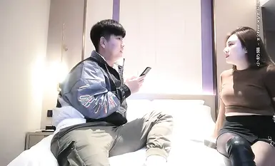 微坦的天花板，騷氣大胸女模，玲瓏有致魔鬼身材，操的妹子呻吟嬌喘連連