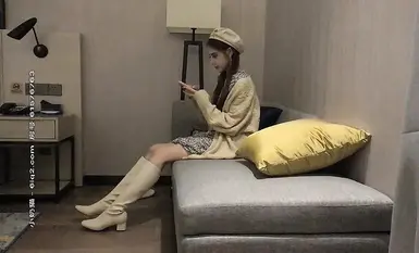 清純粉嫩苗條長腿嫩妹，極品小網紅，必須拿下，口交啪啪，幹得激情如火浪叫連連