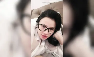 【色咖啡】大奶肥臀_眼镜骚母狗_连体黑丝网袜_狗链口塞_调教_无套骑乘_后入啪啪(5)