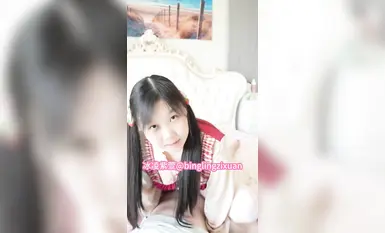 Bingling Zixuan dilahirkan dengan tubuh Lolita, seorang gadis COS super hitam, dan menunjukkan wajahnya buat kali pertama dalam pakaian pelajar yang comel dengan sisipan anjal.