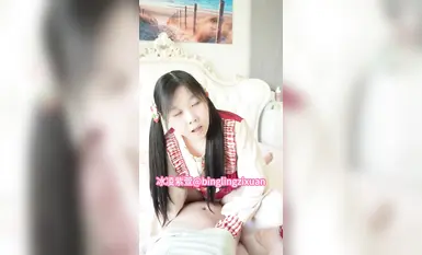 Bingling Zixuan dilahirkan dengan tubuh Lolita, seorang gadis COS super hitam, dan menunjukkan wajahnya buat kali pertama dalam pakaian pelajar yang comel dengan sisipan anjal.