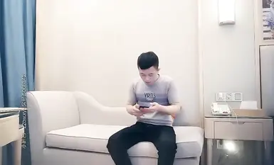 Nakipag-date si Love Xiaotian Tanhua sa isang magandang batang babae na may tattoo sa braso ng bulaklak