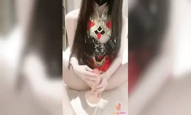 网红极品白虎福利姬【初恋小安】cos自慰(7)