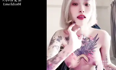阿璃Ahri 符文战士阿璃，吃鸡，兔女郎与粉丝互动自插，后被男友压在身下爆插。 1