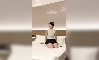 你家嫂子又似乎在期待着，似乎又忐忑着，毕竟线下抽到的粉丝，也具体不知道到底是长什么样子。幸好，是一位看起来挺不错的大叔，捏着你嫂子的奶子不放手，蹲着爆操你嫂子，内射了
