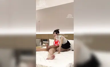 你家嫂子又似乎在期待着，似乎又忐忑着，毕竟线下抽到的粉丝，也具体不知道到底是长什么样子。幸好，是一位看起来挺不错的大叔，捏着你嫂子的奶子不放手，蹲着爆操你嫂子，内射了