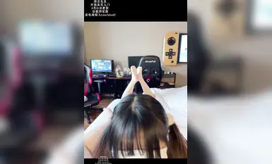 校服雙馬尾小母狗，拉起馬尾後入開車，小穴緊致，進出很帶感，明顯感覺到騷穴傳來的陣陣緊縮。