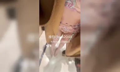 「小さなネットセレブとデート」Qさんはセクシーな下着を身につけ、とても肉感的で、ハイヒールを履きながら絶え間なくうめき声を上げています。
