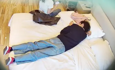 [酒店流出] 小情侣入住两天，男的就没下过床，美女的小穴都快被操麻了，吃奶，扣逼，抱着女友的大长腿怎么都操不够(1)