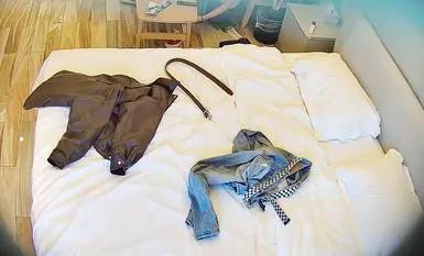 [酒店流出] 小情侣入住两天，男的就没下过床，美女的小穴都快被操麻了，吃奶，扣逼，抱着女友的大长腿怎么都操不够(1)