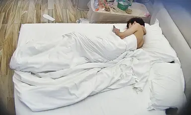 [酒店流出] 小情侣入住两天，男的就没下过床，美女的小穴都快被操麻了，吃奶，扣逼，抱着女友的大长腿怎么都操不够(3)