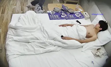 [酒店流出] 小情侣入住两天，男的就没下过床，美女的小穴都快被操麻了，吃奶，扣逼，抱着女友的大长腿怎么都操不够(4)