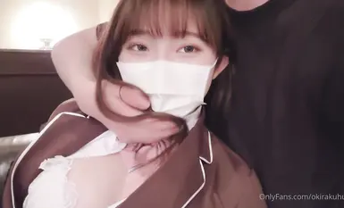 “Okirakuhuhu”这次尝试穿着秋天的校服拍照。