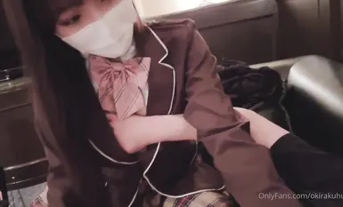 “Okirakuhuhu”这次尝试穿着秋天的校服拍照。