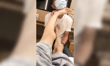 Footjob-Malamang dinilaan ang babae sa unang pagkakataon at patuloy na sinasabing makati