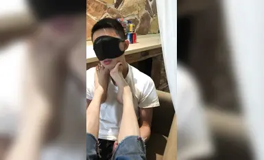 足控足交-牛仔褲秀足舔腳