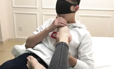 足コキ - ジーンズ素足で股間を踏み舐める足