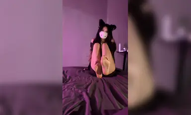 Foot control footjob-cô gái mèo mặc tất lưới đen, liếm chân và footjob để xuất tinh_2
