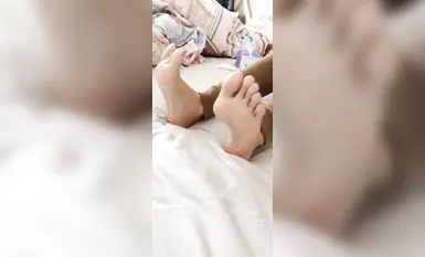 易直播 妮是八月 足控 足交 絲足 (1)