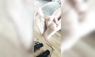 易直播 妮是八月 足控 足交 絲足 (1)
