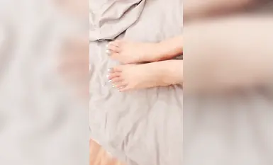 Yi Live Ni คือ August foot control footjob silk feet (2)