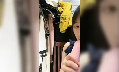 ShyVia Pelajar kolej yang sangat cantik dan anggun menunjukkan wajahnya dan melancap (2)