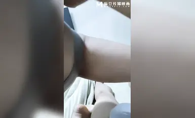 【剧情演绎】小猫咪- 趁大哥不在约嫂子来我家玩爱抚挑逗肉棒被嫂子弄硬了在上面插入自己淫臀套弄真爽原创高清