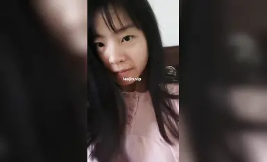 2025年9月最新【原档泄密】影泄密泄密，眼镜妹又害羞又享受，无套插入，认真品尝男友的大鸡巴(1)