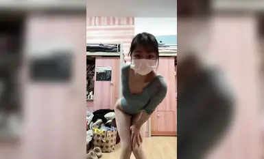 漂亮的舞蹈生和金主爸爸之间的秘密。这反差让人震惊。 (1)
