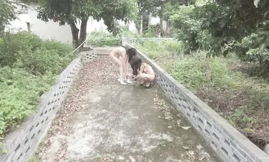 Trần nhà hé lộ phiên bản đầy đủ mới nhất của tác phẩm của người phụ nữ trưởng thành điên rồ [cikaimoon], khỏa thân hoàn toàn ở nơi công cộng, cho thấy người bạn thân nhất của cô ấy trong nhiều cảnh phơi bày khác nhau ở nông thôn và thành phố (5).