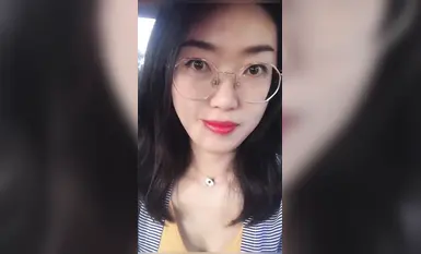 Matangkad at may salamin na babae na walang humpay na umuungol habang sinusuyo siya ng kanyang kasintahan.