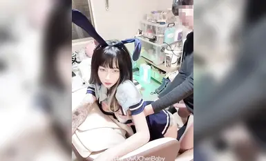 符文戰士阿璃Ahri被按在椅子上後入翹臀 纖纖美腿玲瓏身段勁爆完美身材，軟糯滾燙蜜道操到腿軟 (2)