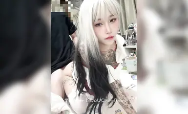 Si Rune Warrior Ahri ay naipit sa isang upuan at tumagos mula sa likuran, ang kanyang magandang puwitan, balingkinitan na mga binti, katangi-tanging pigura, at eksplosibong perpektong katawan ay binato hanggang sa humina ang kanyang mga binti (3).