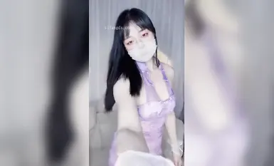 콰이쇼의 귀엽고 아름다운 여신 웨는 스타킹 소품을 이용해 승마와 자위행위를 한다.