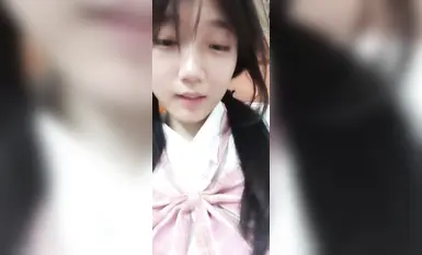 Seorang gadis comel di sebelah dan teman lelaki dalam taliannya mempunyai hubungan 1v1. Dia mempunyai payudara yang cantik dan faraj yang basah. Mereka terlibat dalam seks maya dan BDSM dalam talian. Kontrasnya sangat ketara. (3)