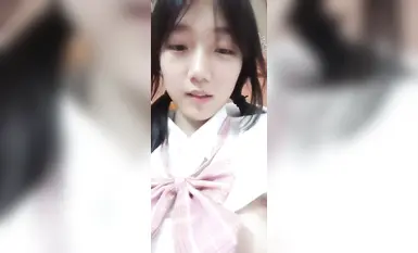 Seorang gadis comel di sebelah dan teman lelaki dalam taliannya mempunyai hubungan 1v1. Dia mempunyai payudara yang cantik dan faraj yang basah. Mereka terlibat dalam seks maya dan BDSM dalam talian. Kontrasnya sangat ketara. (3)