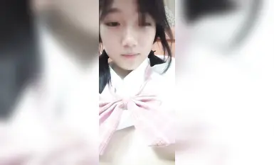 Seorang gadis comel di sebelah dan teman lelaki dalam taliannya mempunyai hubungan 1v1. Dia mempunyai payudara yang cantik dan faraj yang basah. Mereka terlibat dalam seks maya dan BDSM dalam talian. Kontrasnya sangat ketara. (3)