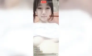 近所に住む可愛い女の子と、彼女のオンラインボーイフレンドが1対1の関係を築いています。彼女は美しい胸と濡れた膣を持っています。二人はバーチャルセックスとオンラインBDSMに興じています。そのコントラストは衝撃的です。(4)