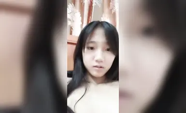Isang cute na babae sa tabi ng bahay at ang kanyang online na kasintahan ay may 1v1 na relasyon. Maganda ang kanyang dibdib at basang ari. Nakikisali sila sa virtual sex at online BDSM. Kapansin-pansin ang kaibahan. (7)