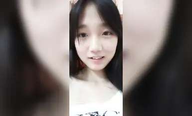 近所に住む可愛い女の子と、彼女のオンラインボーイフレンドが1対1の関係を築いています。彼女は美しい胸と濡れた膣を持っています。二人はバーチャルセックスとオンラインBDSMに興じています。そのコントラストは衝撃的です。(9)