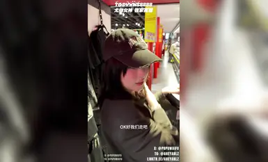 아헤이얀의 최신작 "하루 동안 여자친구가 되어주세요"는 길거리에서 잘생긴 젊은 남성들을 무작위로 유혹하여 하루 동안 여자친구가 되어주겠다고 제안하는 내용을 담고 있습니다. 쇼핑과 식사를 마친 후, 그녀는 그들을 집으로 초대하는데, 당연히 음란한 짓을 하는 셈이죠. 귀여운 푸푸가 얼굴에 사정을 합니다. 1