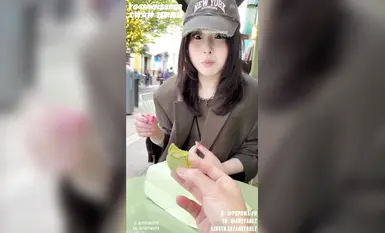 아헤이얀의 최신작 "하루 동안 여자친구가 되어주세요"는 길거리에서 잘생긴 젊은 남성들을 무작위로 유혹하여 하루 동안 여자친구가 되어주겠다고 제안하는 내용을 담고 있습니다. 쇼핑과 식사를 마친 후, 그녀는 그들을 집으로 초대하는데, 당연히 음란한 짓을 하는 셈이죠. 귀여운 푸푸가 얼굴에 사정을 합니다. 1