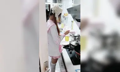 91 God's Girlfriend, na may balingkinitang pigura, isang pink na buhok na maliit na chef na niyakap ng kanyang ama at tumagos mula sa likuran habang nagluluto.