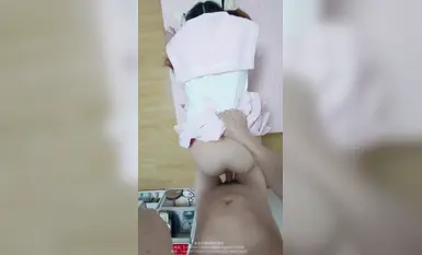 91 God's Girlfriend, na may balingkinitang pigura, isang pink na buhok na maliit na chef na niyakap ng kanyang ama at tumagos mula sa likuran habang nagluluto.